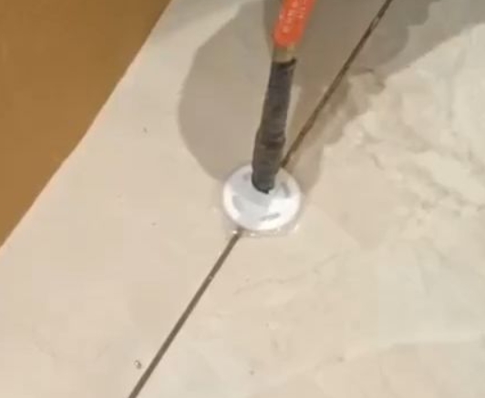长垣瓷砖空鼓维修公司专业解答瓷砖在铺贴过程中，如果没有涂抹均匀到位的粘结材料（如水泥砂浆或瓷砖胶），可能会导致以下问题
